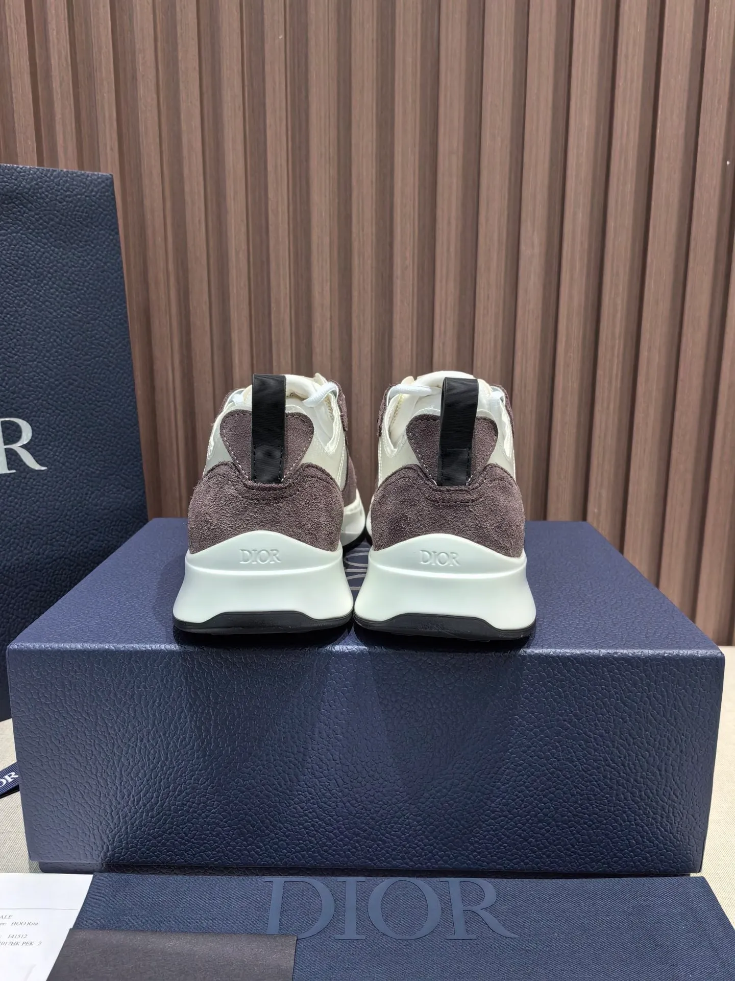 Factory price: 440💰 🔍Top purchasing agent🇮🇹 Dior's super-popular sports shoes, popular for street men, are synchronized with the new product counters. The uppers are made of Italian original imported cowhide and matched with D's customized fabrics. It is a must-have for fashionistas. The complex craftsmanship is perfectly reproduced. Imported soft cowhide foot pads, soles: original soles specially provided by the original factory, exclusive movable molded soles are super comfortable, original factory follow-up goods, 🔍🔍high quality, you can enter and exit the counter at will, welcome to compare, code number 38-45 (46 can be customized and cannot be returned or exchanged)